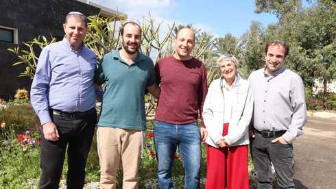 תורמי הכליה מימין לשמאל: יצחק שפירא (הזורעים), איזבל בר אילן (נטופה), האחים בניה ועדן יהודה (נטופה) ושלום אשכנזי (לביא) 