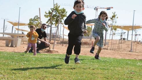 ילדים נהנים על המדשאות. נקודת ציון למטיילים ולמשפחות (הרצל יוסף) ילדים נהנים על המדשאות. נקודת ציון למטיילים ולמשפחות
