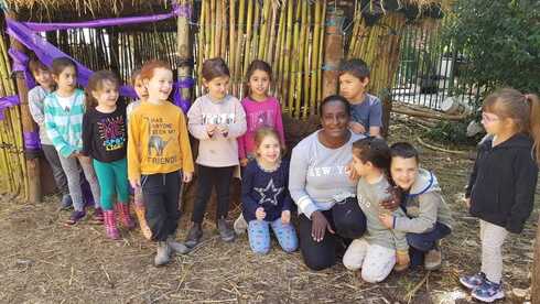 ילדי הגן והסייעת אורה (ווגה) פרדה ילדי הגן והסייעת אורה (ווגה) פרדה