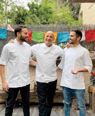 סתיו (מימין), האב אילן והבכור איתי.  עזרה בקורונה