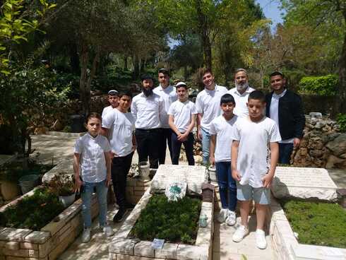 התלמידים והמורה נגר בקברו של החייל אלון בביאן ז"ל