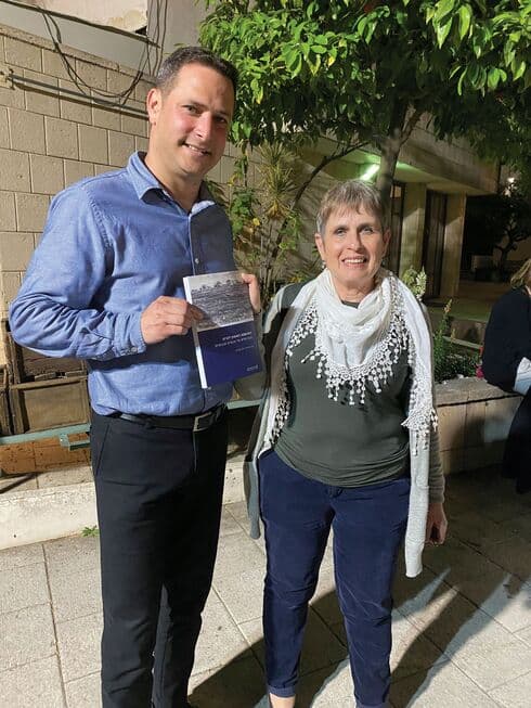 יונה שפירא מעניקה את הספר לראש עיריית ראשון לציון רז קינסטליך