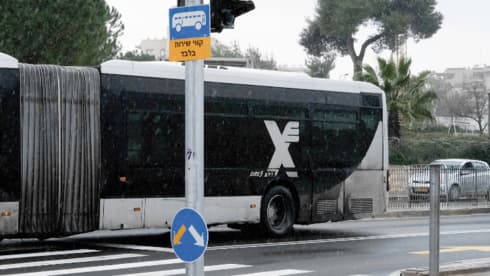 רק לאוטובוסים. נת"צ בדרך חברון 