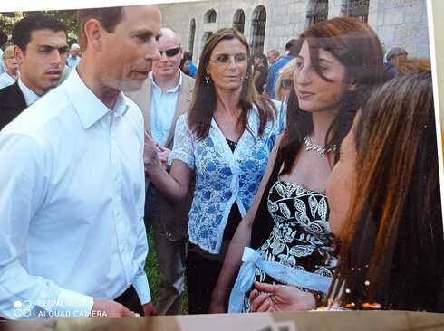 אביבה עם מעיין גלילי בביקור הנסיך אדוארד בקבר סבתו