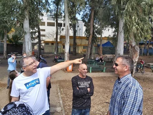 הרמטכ"ל כוכבי וחברו לכיתה דוקורסקי סמוך לחטיבת דפנה