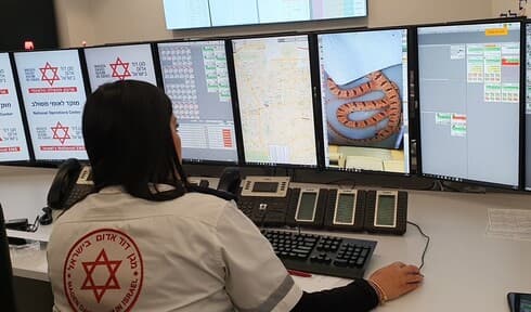 חובשת במוקד מד"א מקבל קריאה על הכשת נחש