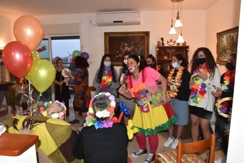גם הליצנים נרתמו לחגיגה