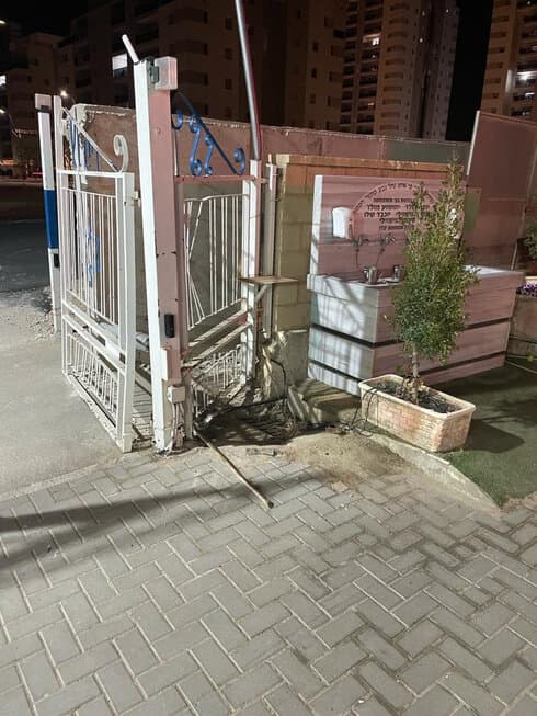 קופת הצדקה שנעקרה בכניסה לבית העלמין צור שלום