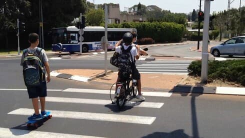 ילדים רוכבים ילדים רוכבים