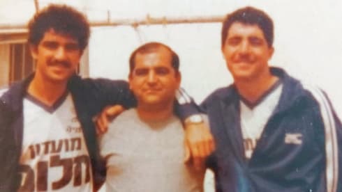 האחים יוסי ומומו עם אבא שלום ז"ל 