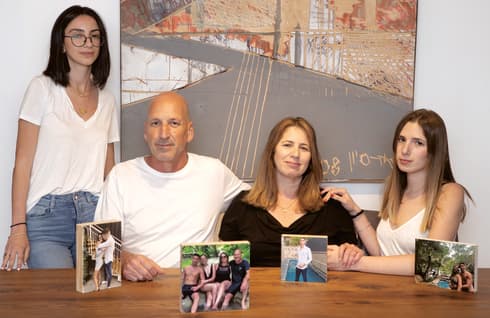 מימין: עידן, עדי ואבי סבן, ועמית, חברתו של איתי ז"ל 
