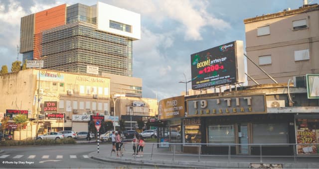רחוב העצמאות, ברקע בניין העירייה החדש