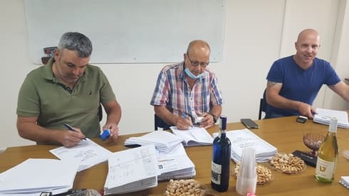 מימין: שחר הלוי, אבי אמסילי, שי אמסילי - במעמד חתימת החוזה מימין: שחר הלוי, אבי אמסילי, שי אמסילי - במעמד חתימת החוזה