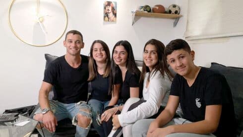התלמידים עם השחקן דין מירושניקוב התלמידים עם השחקן דין מירושניקוב
