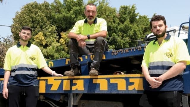 הבנים עידן וטל עם לאון מגר (במרכז)