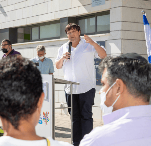 ראש העיר גרינברג בטקס חנוכת אולם הספורט בכפר גנים