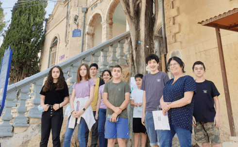 המורה עליזה מזרחי והתלמידים מרחובות