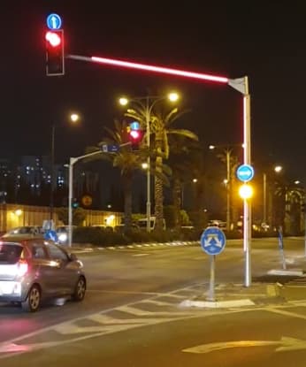 הרמזור בכביש 40 מואר באדום