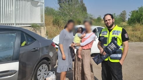 התינוק שחולץ עם מתנדב ידידים התינוק שחולץ עם מתנדב ידידים