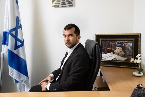 אבישי כהן, חבר המועצה המפתיע ביותר בירושלים, מצא את עצמו בלב הסיעה הפלורליסטית ולא פוסל מעבר לקואליציה של משה ליאון (צילום: אלכס קולומויסקי) אבישי כהן, חבר המועצה המפתיע ביותר בירושלים, מצא את עצמו בלב הסיעה הפלורליסטית ולא פוסל מעבר לקואליציה של משה ליאון