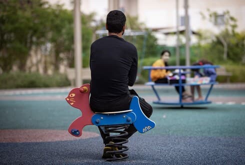 אביה של הילדה בת השבע מקרית אתא שנאנסה מספר על הרגע המטלטל שבו גילה את הסיוט ועל הניסיון לשקם את בתו (צילום: גיל נחושתן) אביה של הילדה בת השבע מקרית אתא שנאנסה מספר על הרגע המטלטל שבו גילה את הסיוט ועל הניסיון לשקם את בתו