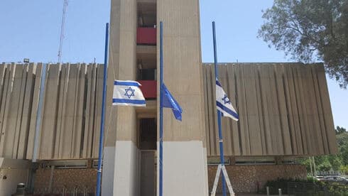 דגלי עיריית ב"ש מורדים לחצי התורן. הזדהות עם נפגעי האסון במירון