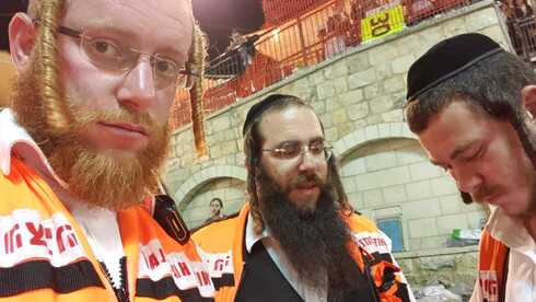 חובשים מנתניה במהלך האירוע במירון