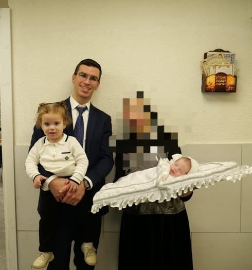 ישראל אנקווה ז"ל עם שני ילדיו. עבר מבית שמש לאופקים