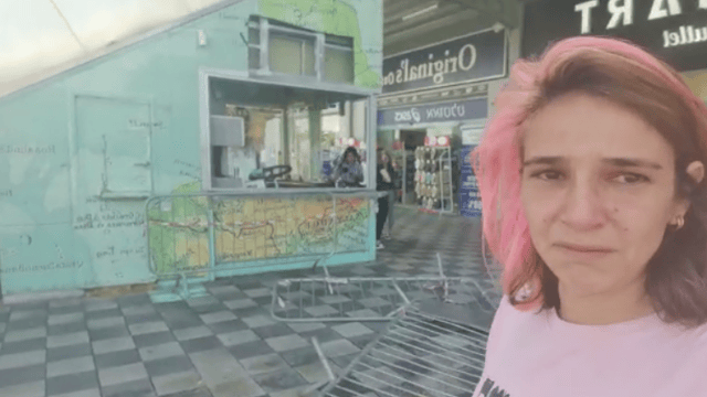 שירה חדד ליד בית הקפה שנהרס