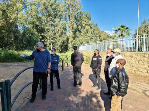ראש העירייה, צביקה גנדלמן, מסייר באזור בו יוקם הגן