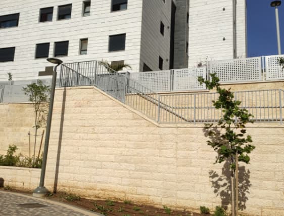 מדרגות במחלוקת בפסגות אפק