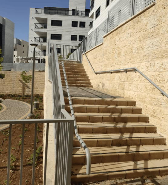 מדרגות במחלוקת בפסגות אפק