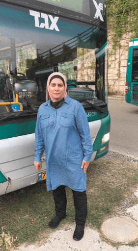 חמאד. "אני מקפידה לא להתערבב עם הנוסעים" 