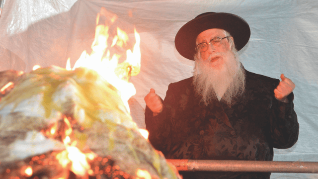 האדמו"ר מצאנז בהדלקה. "ביום שישי בתפילת שחרית בכה בכי תמרורים" 