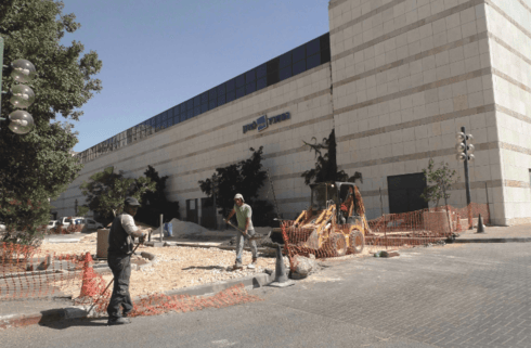 ההכנות לקראת פתיחת קניון מלחה