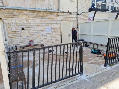 פינת ההמתנה המאולתרת מחוץ למבנה (צילום: פרטי) מרכז גמילה בצ'ק פוסט