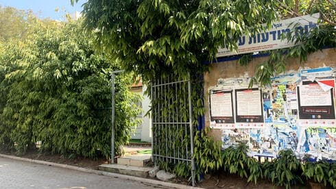 חוסר שקיפות? בית הכנסת שפונה ברחובות ההולנדית (צילום: קובי קואנקס) חוסר שקיפות? בית הכנסת ברחובות ההולנדית