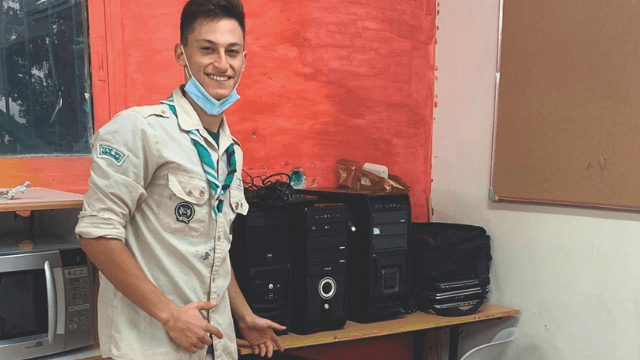 חניכי הצופים אוספים מחשבים