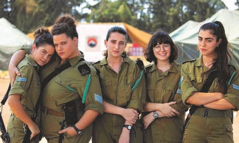 כוכבות הסדרה. מימין לשמאל: נועה אסטנג'לוב, עלמה קיני, אלונה סער, מיה לנדסמן וכרמל בין ( צילום: ורד אדיר) כוכבות הסדרה. מימין לשמאל: נועה אסטנג'לוב, עלמה קיני, אלונה סער, מיה לנדסמן וכרמל בין