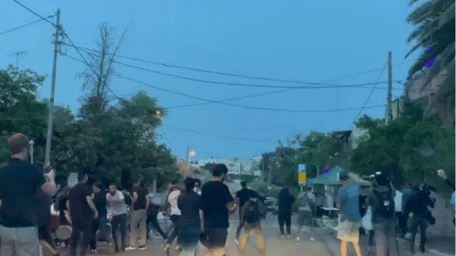 יהודים וערבים משליכים כיסאות בשייח ג'ראח