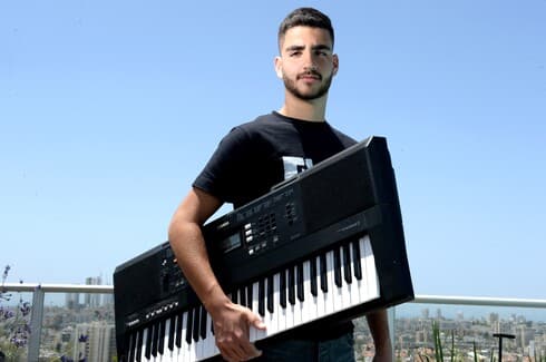 איתי אהרונוב מחולון, תלמיד מגמת מוסיקה, כתב שיר שיצא לאחרונה לרדיו בביצוע של אייל גולן (צילום: קובי קואנקס) איתי אהרונוב מחולון, תלמיד מגמת מוסיקה, כתב שיר שיצא לאחרונה לרדיו בביצוע של אייל גולן