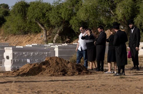 אשקלון, השבוע. הלווייתו של הרב חנוך סלוד ז"ל, מהרוגי האסון בהר מירון (צילום: צפריר אביוב) אשקלון, השבוע. הלווייתו של הרב חנוך סלוד ז"ל, מהרוגי האסון בהר מירון
