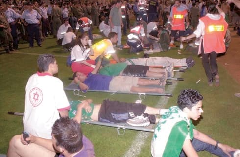 הטיפול בפצועים, 26.5.2001 (צילום ארכיון: אלעד גרשגורן) הטיפול בפצועים, 26.5.2001