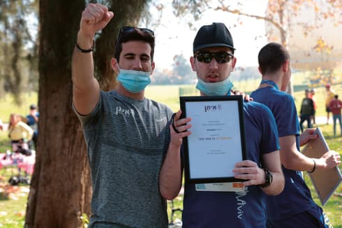 מימין, רותם גביש והודאל יחזקאל מנכ"ל עמותת "איתן כל אחד יכול" 