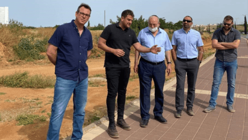 משמאל – חבר המועצה אבי קינד, סגן ראש העיר יניב מרקוביץ, ראש העיר רחמים מלול, מנכ"ל הלר ניסים סלמן והמתגנן האסטרטגי נדב שפירא 
