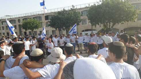 צעדת הדגלים בדרך לשער יפו