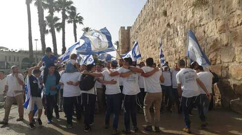 צעדת הדגלים בדרך לשער יפו