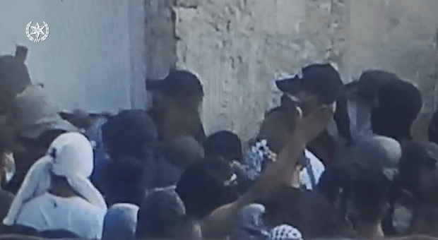 מתפללים מוסלמים מנסים לפרוץ לנקודת המשטרה בהר הבית