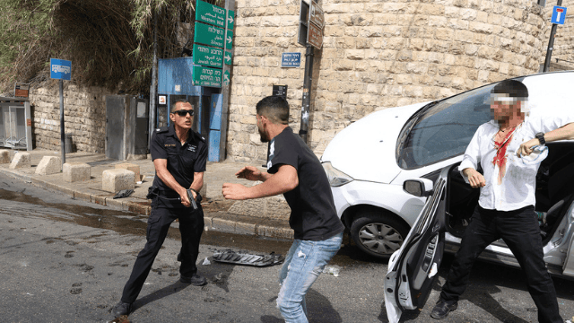 הנהג (מימין) והשוטר (משמאל)