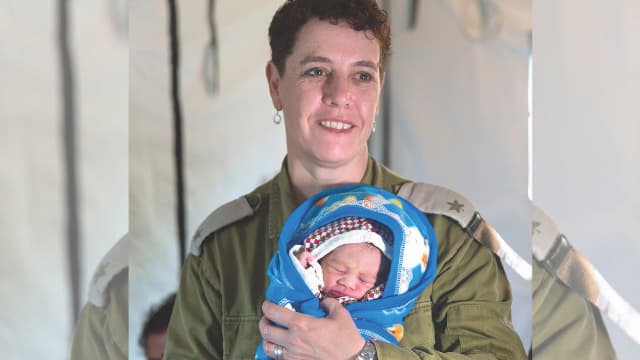 מיכל פרס בלידה בנפאל